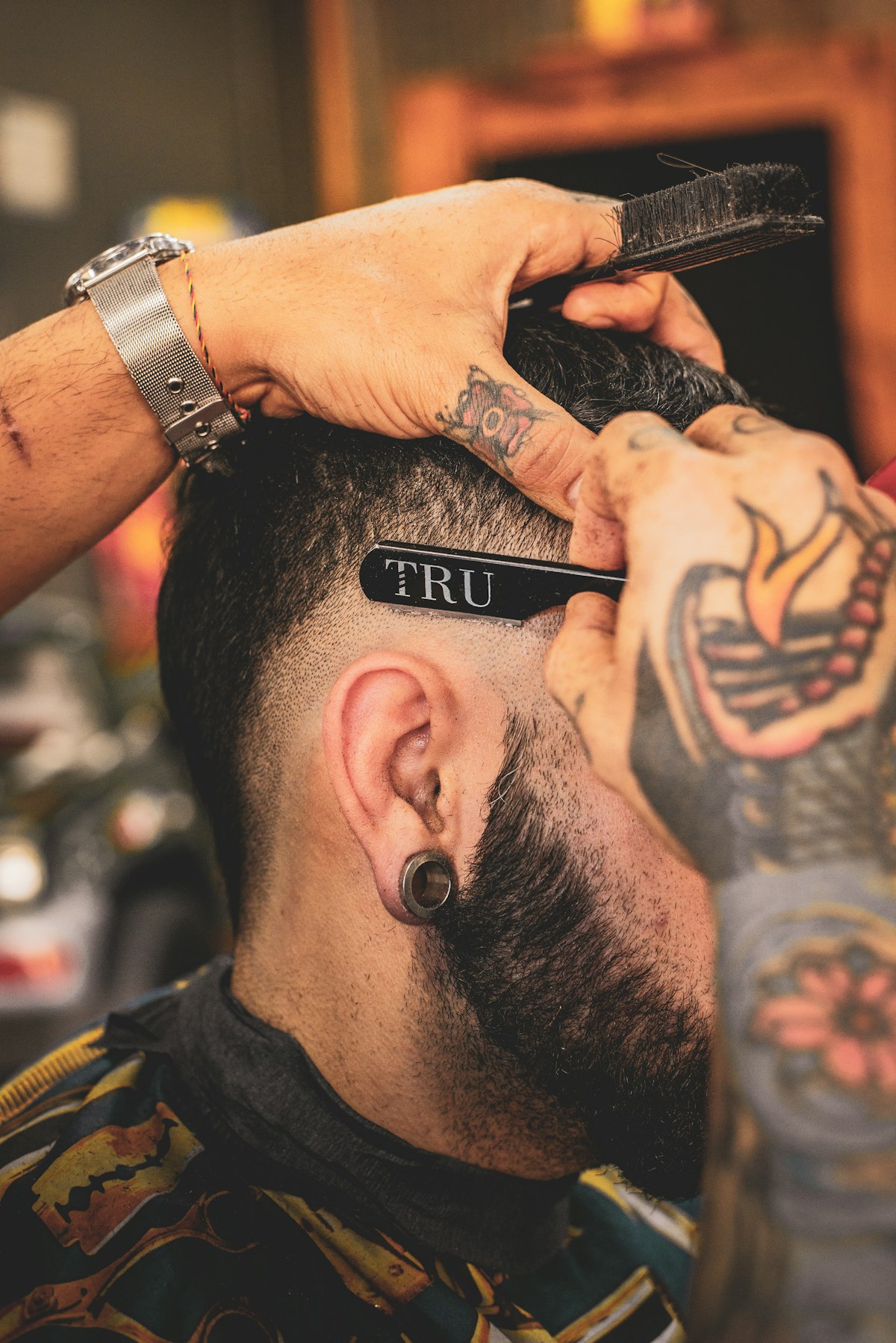 Barbier au travail, détail du peigne et du rasoir