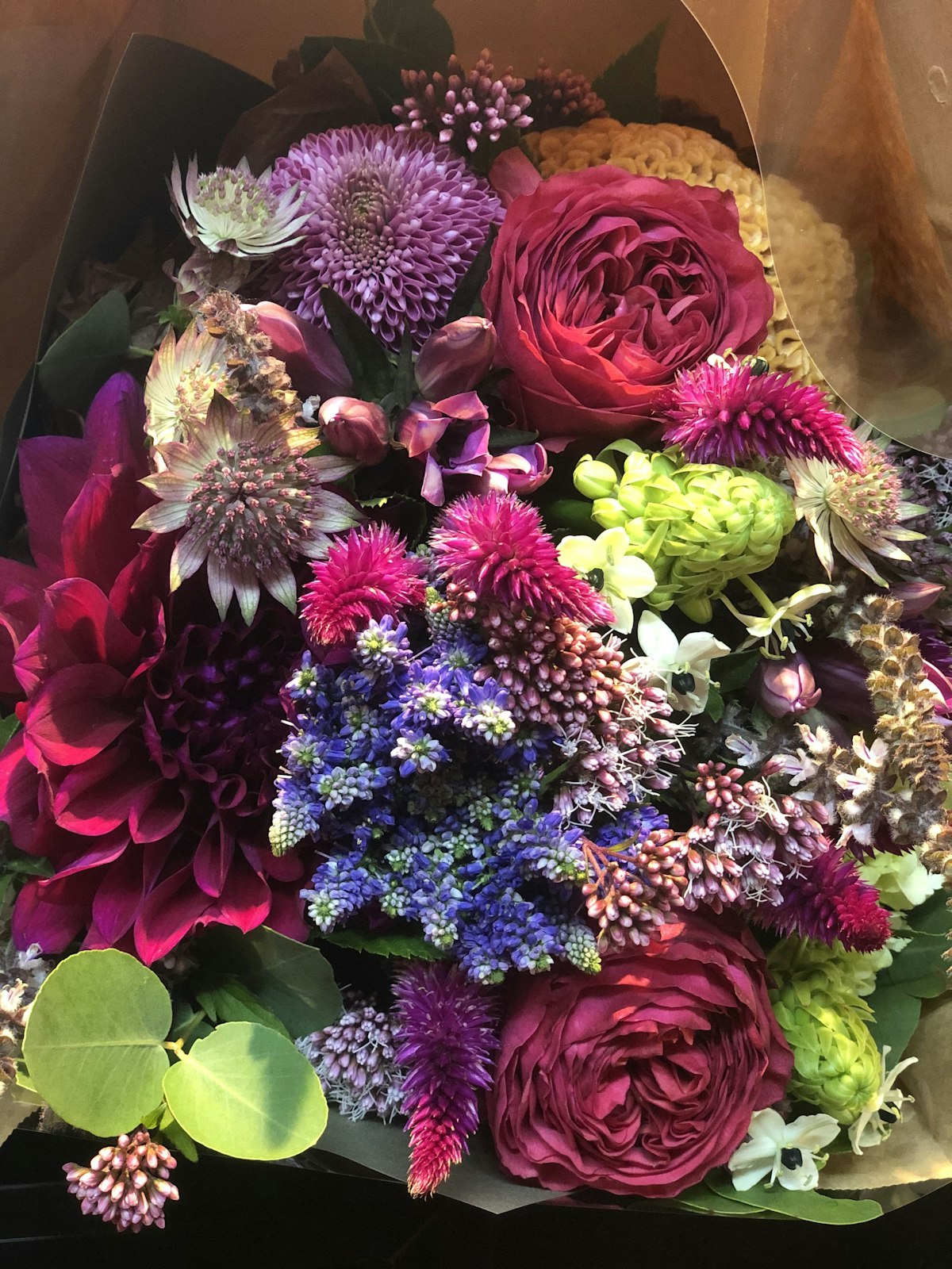 Bouquet coloré aux tons pourpres et prune