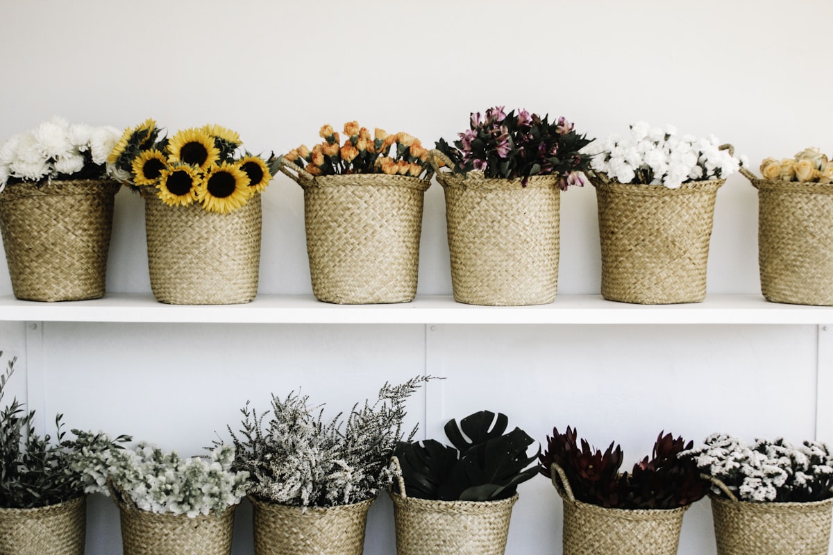 Fleurs de saison en paniers dans la boutique