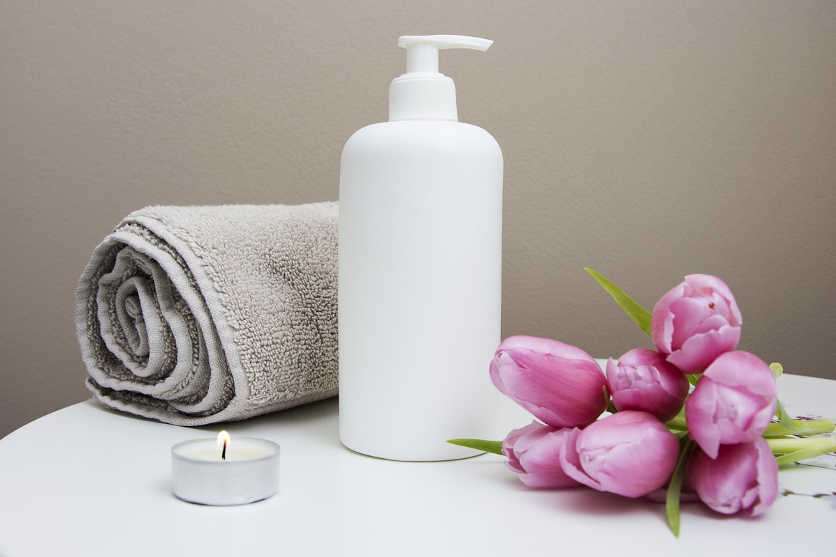 Ambiance de l'institut : serviette, bougie et fleurs