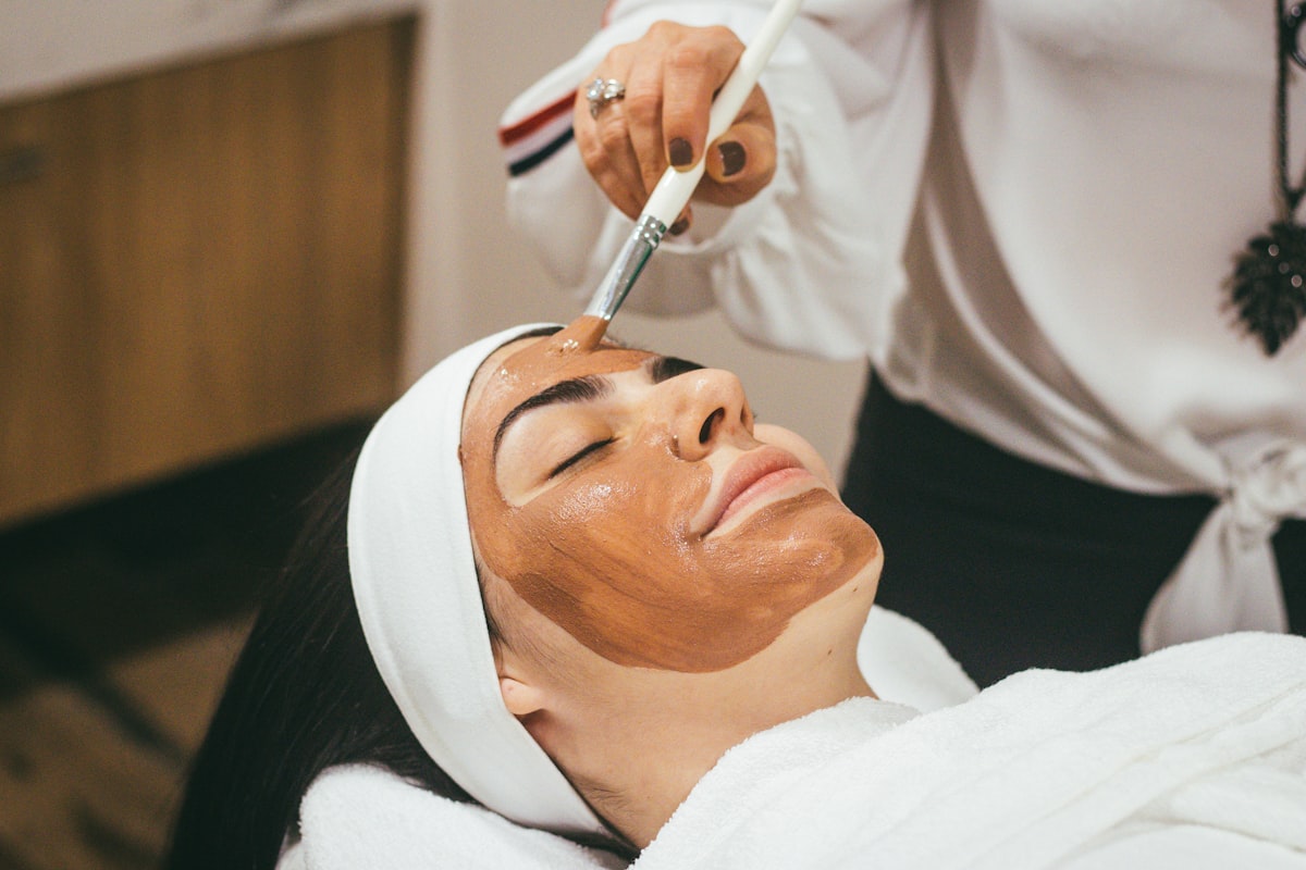Soin du visage, application d'un masque à l'argile