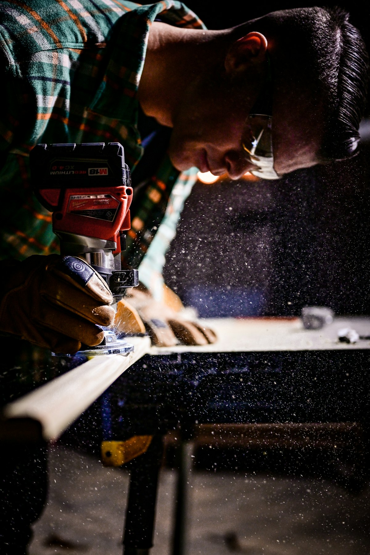 Le menuisier au travail, défonceuse à la main