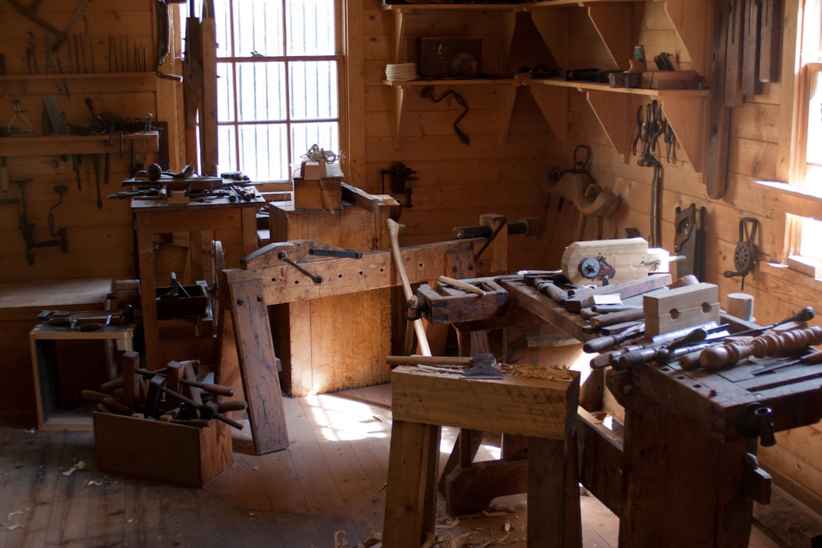 L'atelier de menuiserie et ses établis en bois
