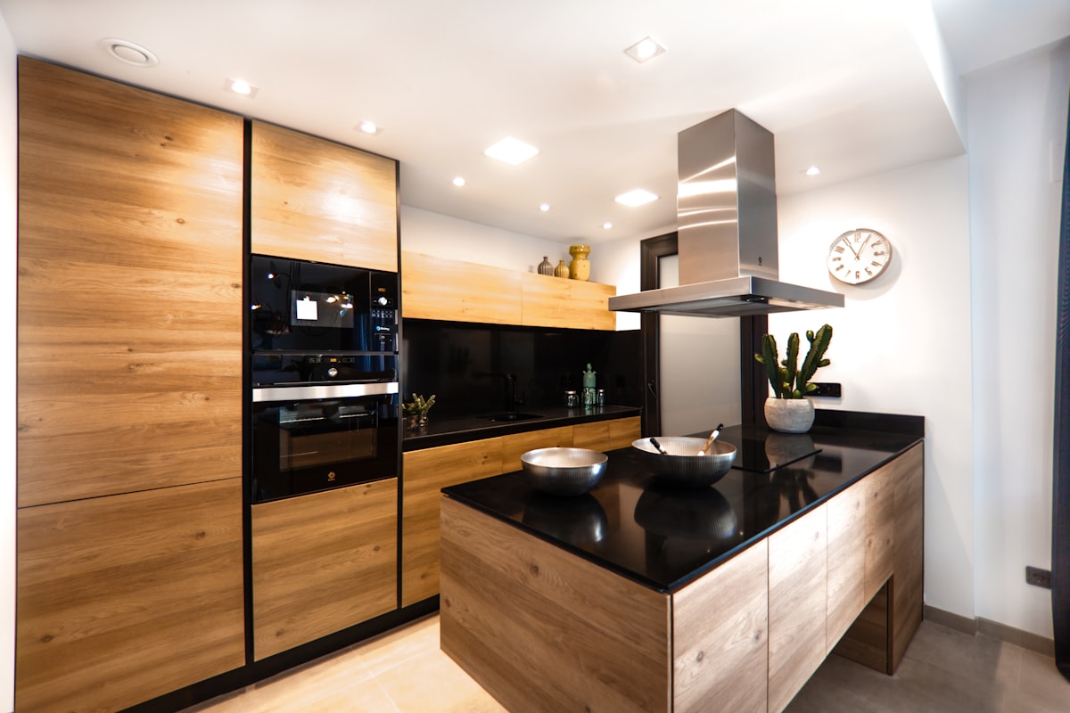 Cuisine en bois massif sur-mesure avec îlot central