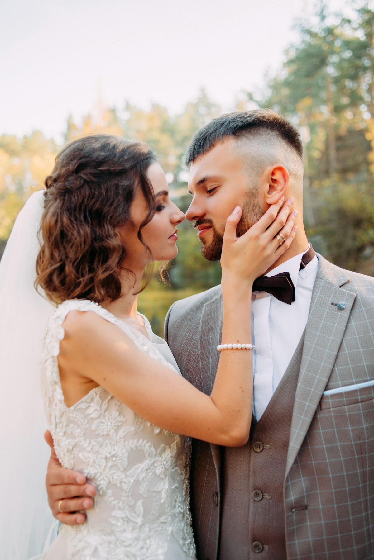 Couple de mariés en extérieur au coucher du soleil