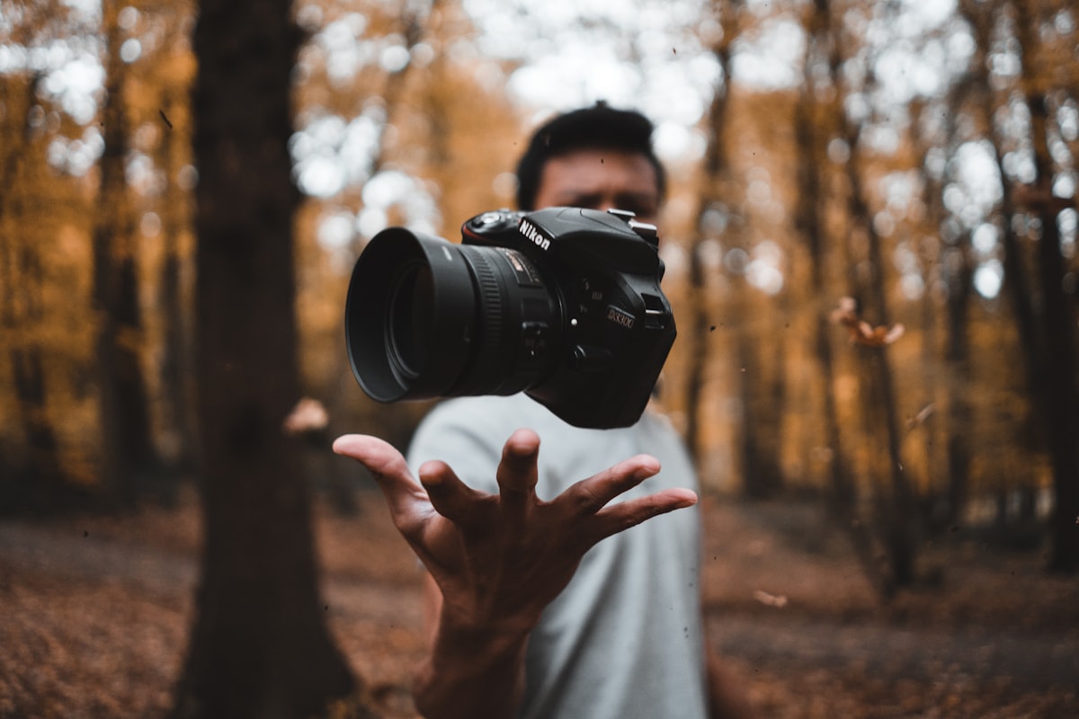 Le photographe en pleine séance en forêt