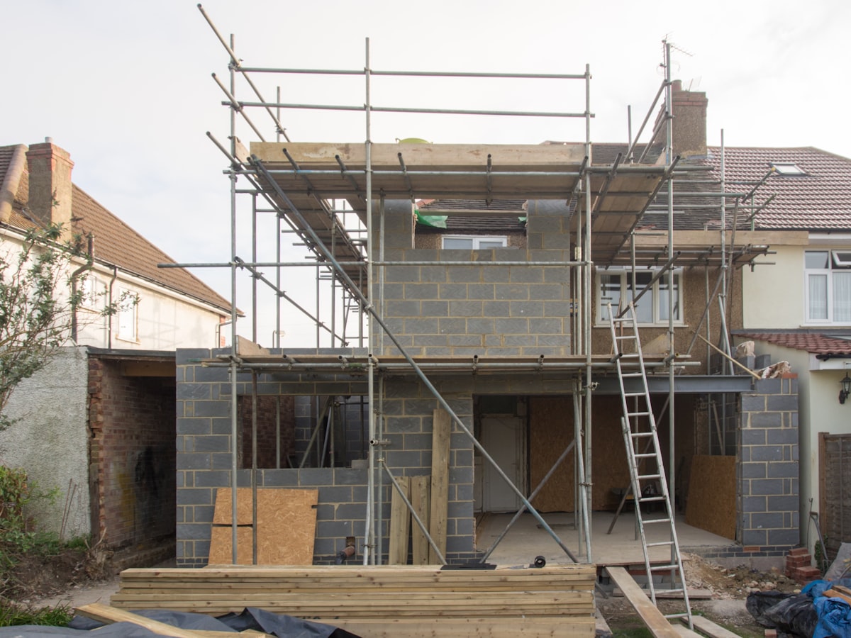 Extension de maison en cours avec échafaudage