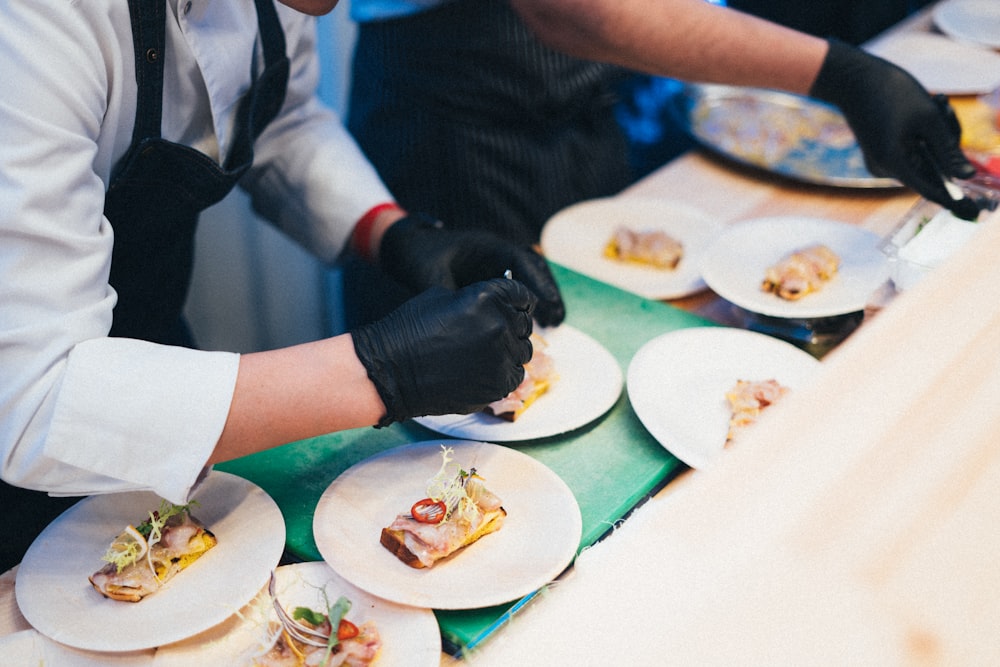 Le chef et sa brigade dressant les assiettes