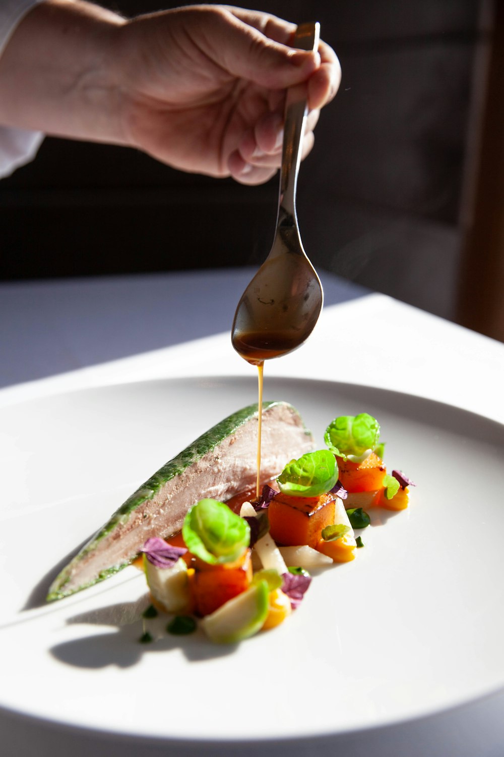 Dressage d'un plat, sauce versée à la cuillère