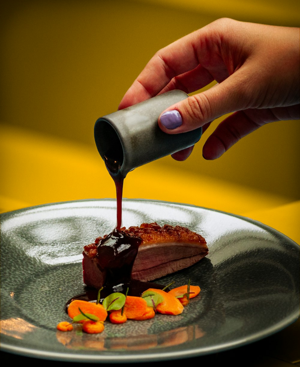 Magret de canard, sauce au vin, carottes glacées
