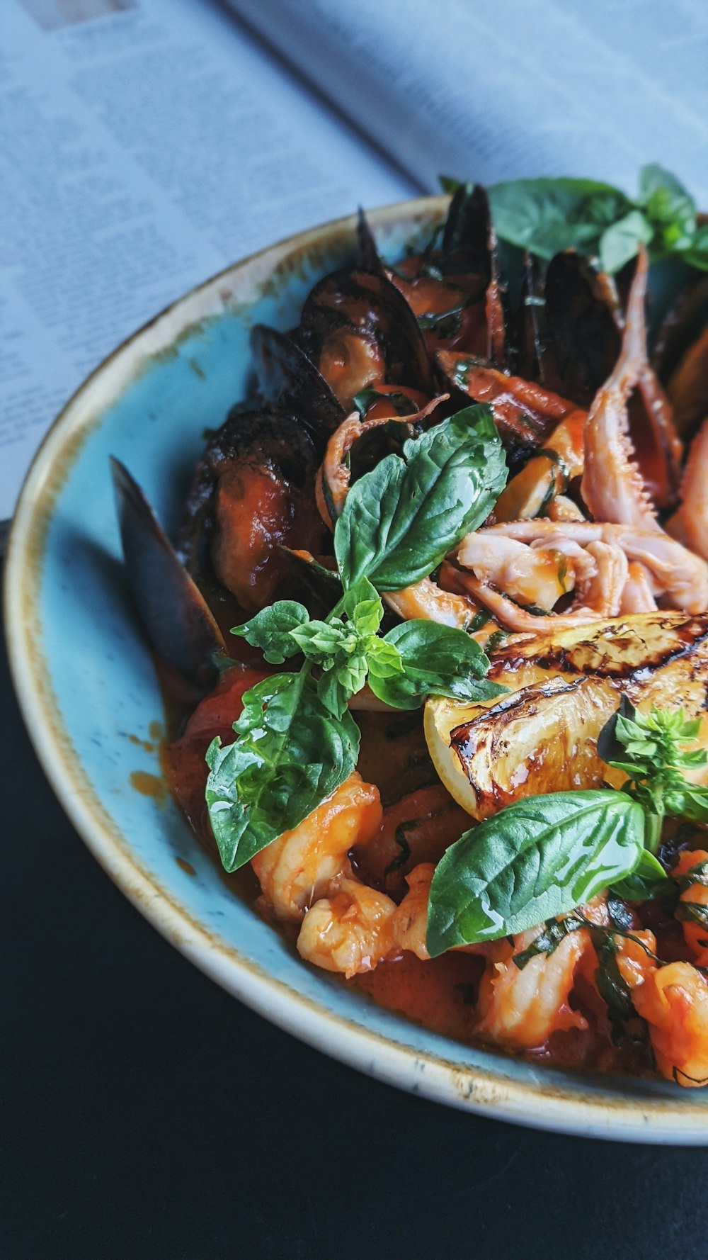 Ragoût de fruits de mer, moules et crevettes, bouillon safrané